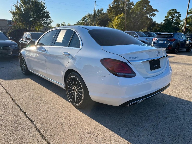 Mercedes-Benz C 300 Vehicle Full-screen Gallery Image 07