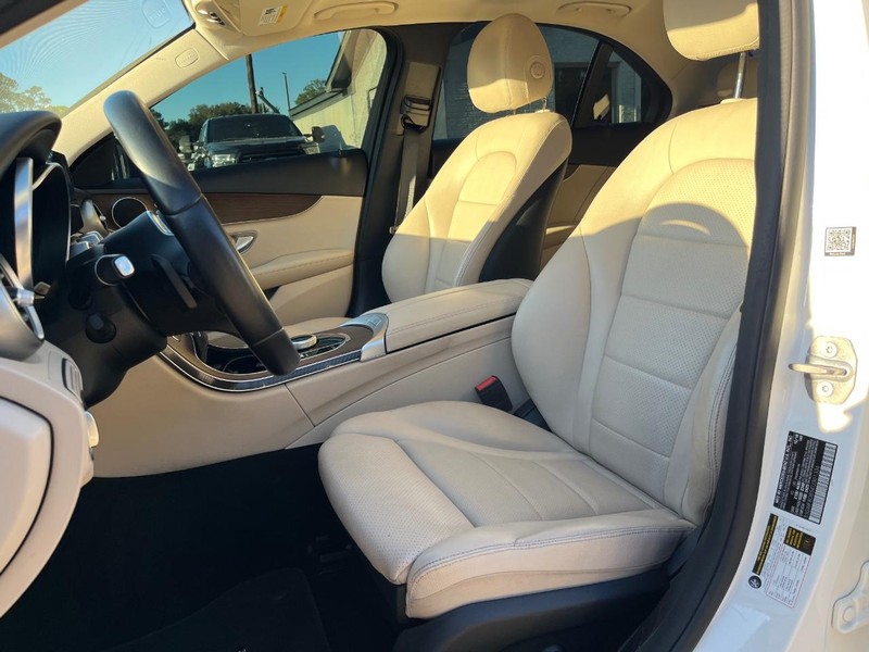 Mercedes-Benz C 300 Vehicle Full-screen Gallery Image 10