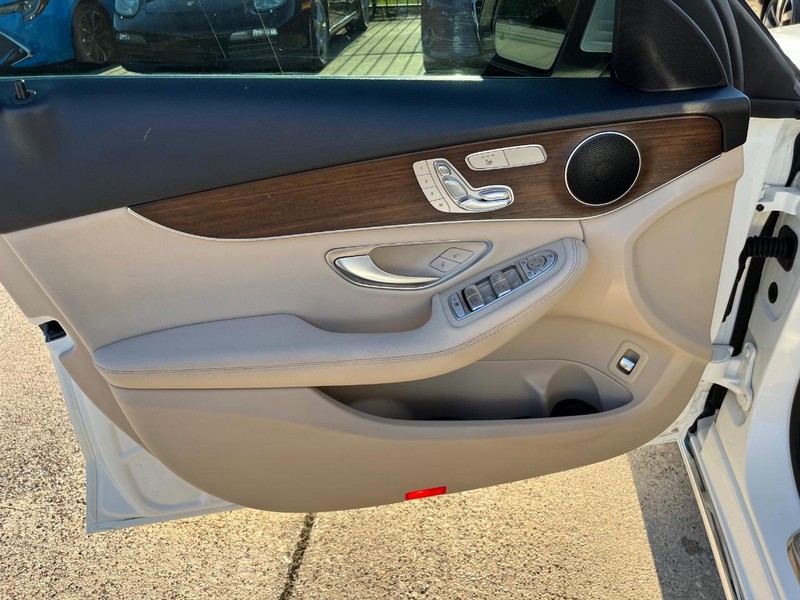 Mercedes-Benz C 300 Vehicle Full-screen Gallery Image 11