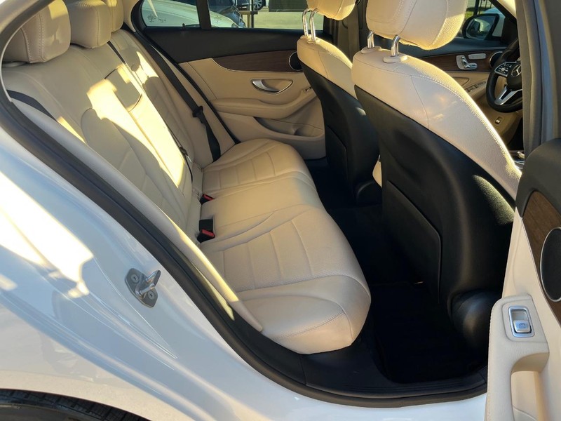Mercedes-Benz C 300 Vehicle Full-screen Gallery Image 15