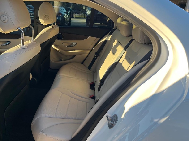 Mercedes-Benz C 300 Vehicle Full-screen Gallery Image 17