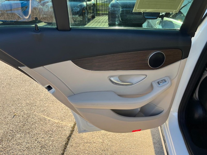 Mercedes-Benz C 300 Vehicle Full-screen Gallery Image 18