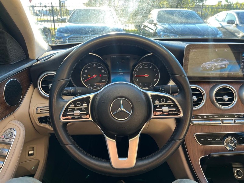 Mercedes-Benz C 300 Vehicle Full-screen Gallery Image 19