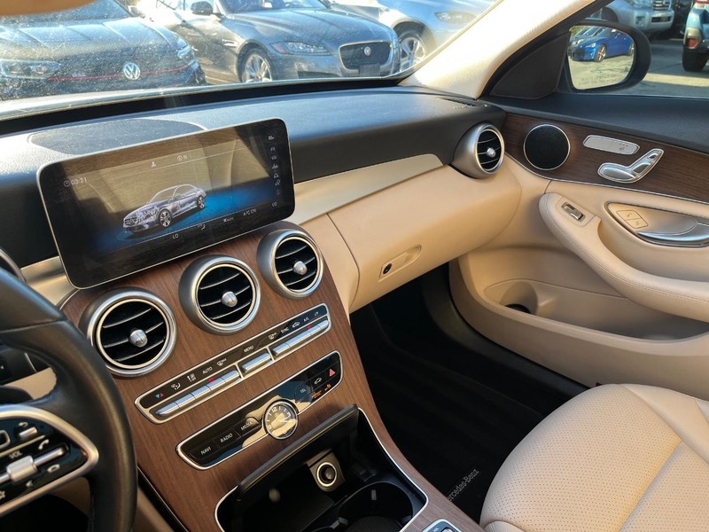 Mercedes-Benz C 300 Vehicle Full-screen Gallery Image 23