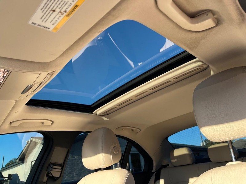 Mercedes-Benz C 300 Vehicle Full-screen Gallery Image 24