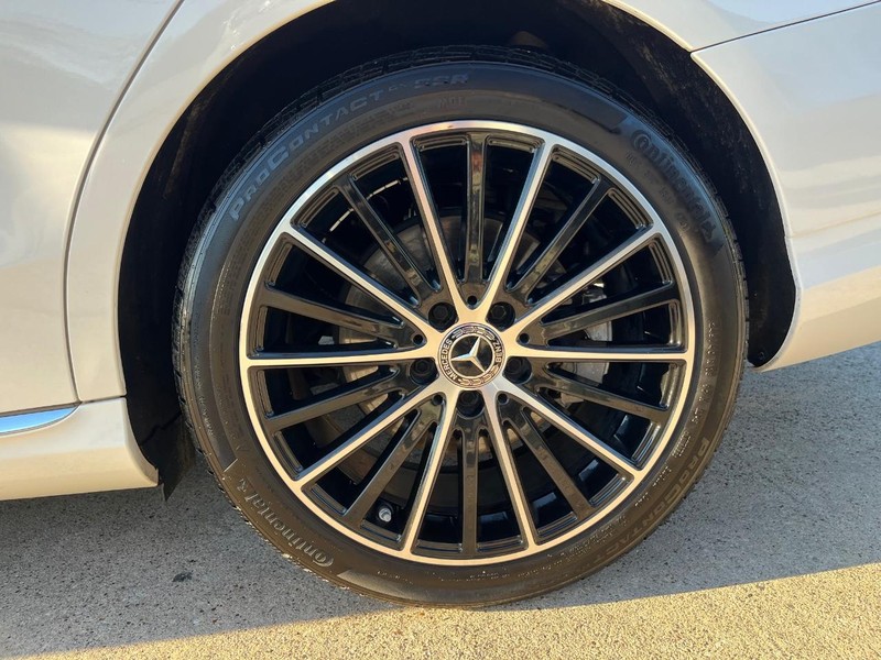 Mercedes-Benz C 300 Vehicle Full-screen Gallery Image 26