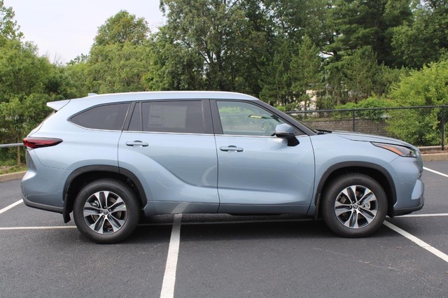 2024 Toyota Highlander XLE's photo
