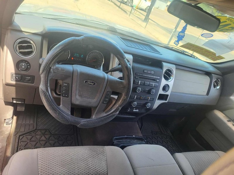 Ford F-150 Vehicle Full-screen Gallery Image 6