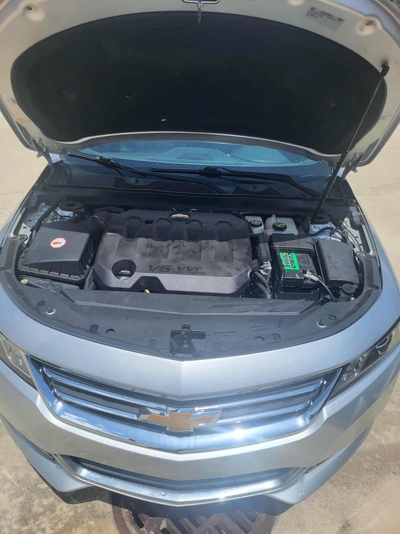 Chevrolet Impala Vehicle Full-screen Gallery Image 9