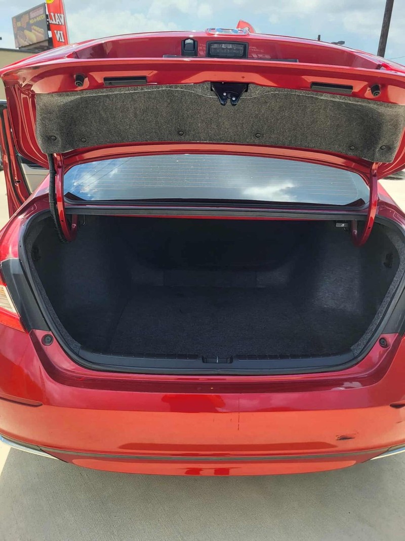 Honda Accord Sedan Vehicle Full-screen Gallery Image 12