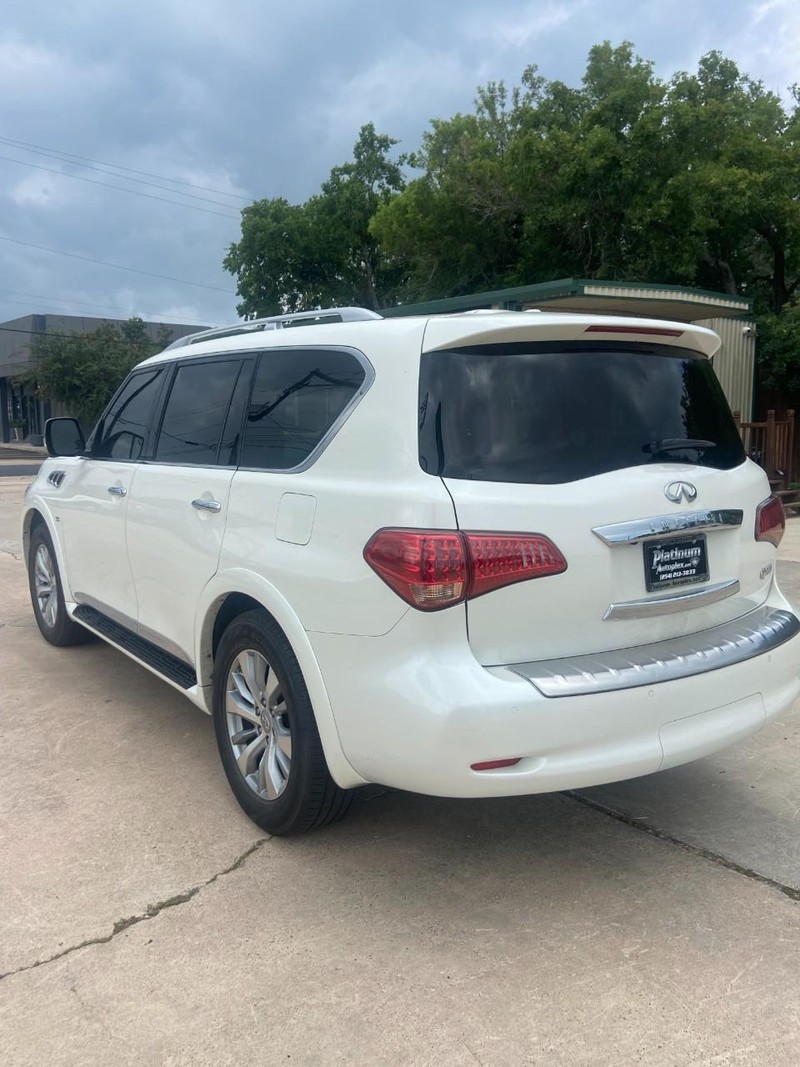 INFINITI QX80 Vehicle Full-screen Gallery Image 5