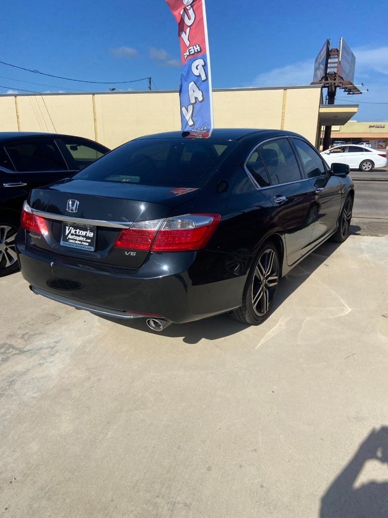 Honda Accord Sedan Vehicle Full-screen Gallery Image 3