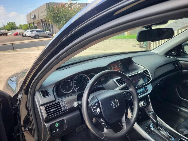 Honda Accord Sedan Vehicle Full-screen Gallery Image 5