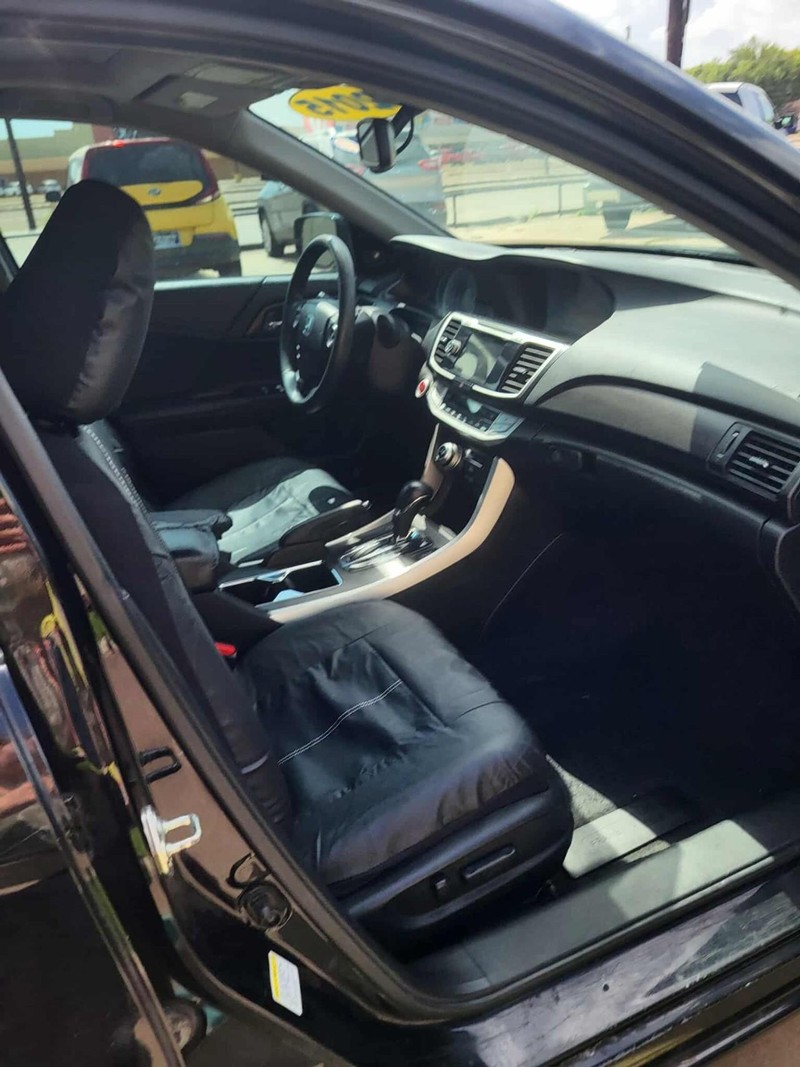 Honda Accord Sedan Vehicle Full-screen Gallery Image 6