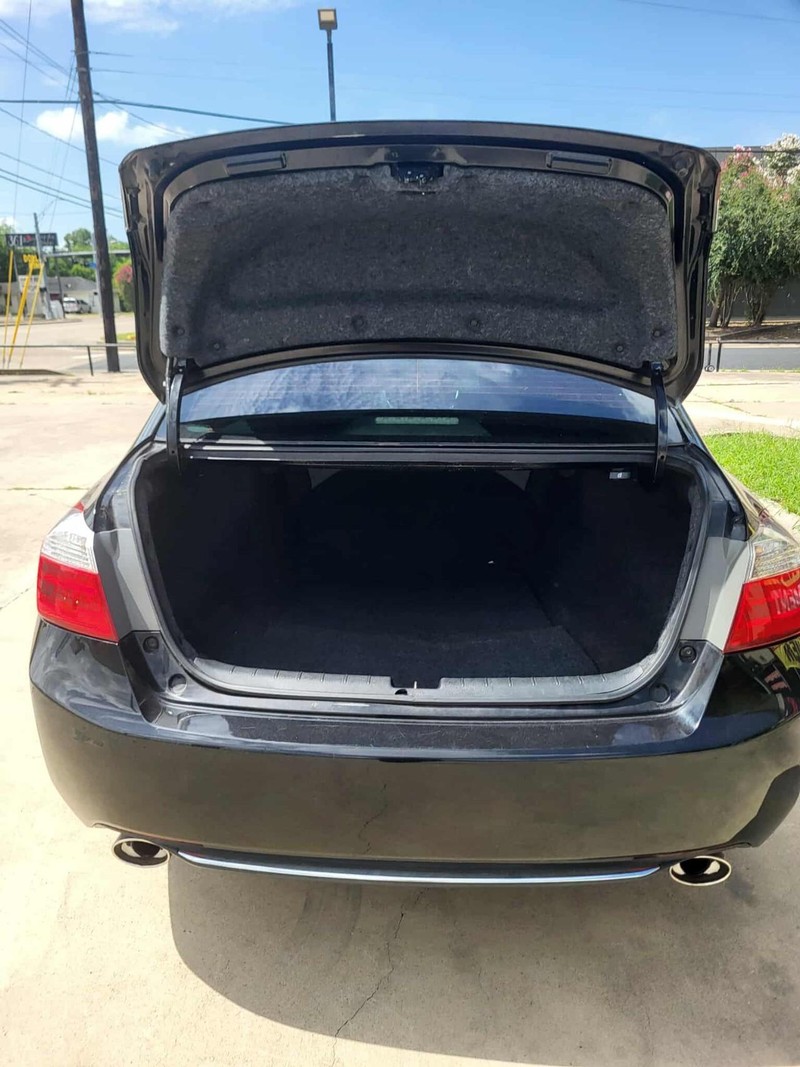 Honda Accord Sedan Vehicle Full-screen Gallery Image 9