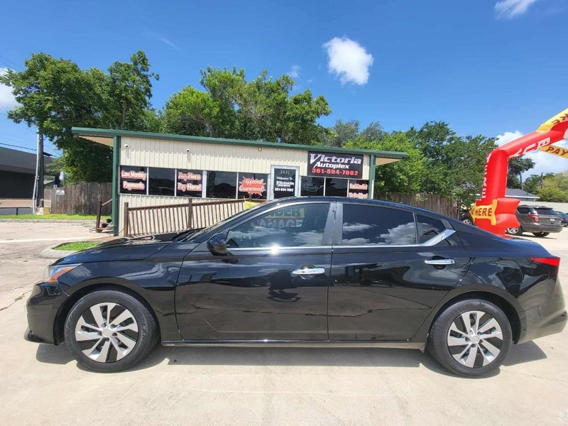 Nissan Altima Vehicle Full-screen Gallery Image 2