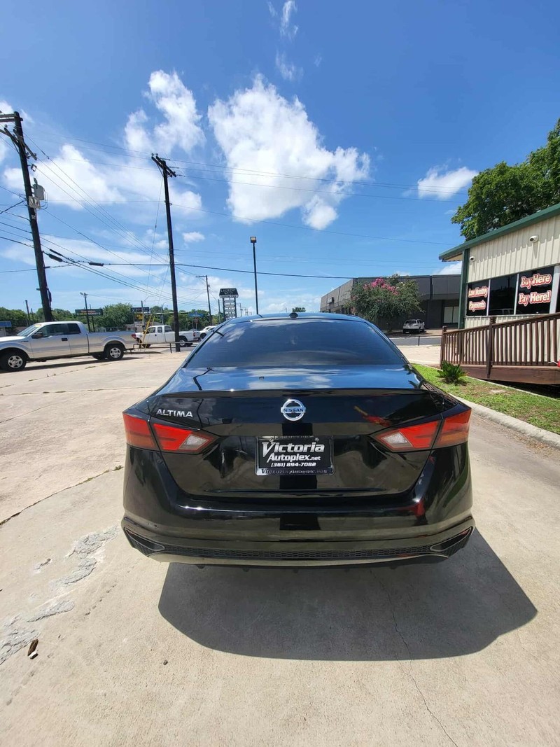 Nissan Altima Vehicle Full-screen Gallery Image 3