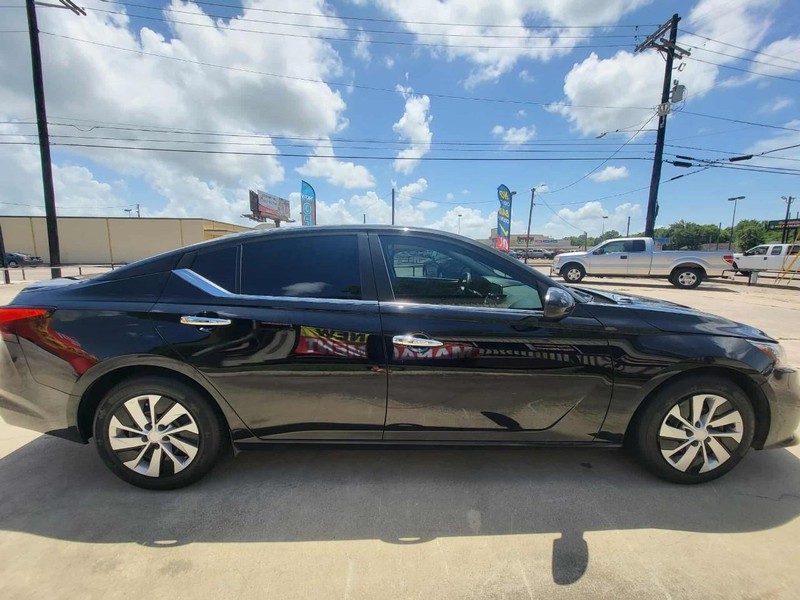 Nissan Altima Vehicle Full-screen Gallery Image 4