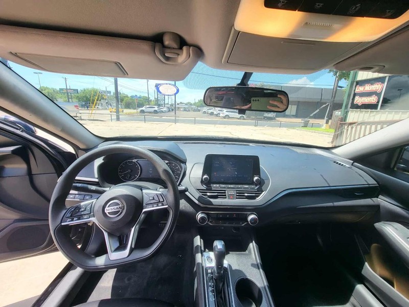 Nissan Altima Vehicle Full-screen Gallery Image 5