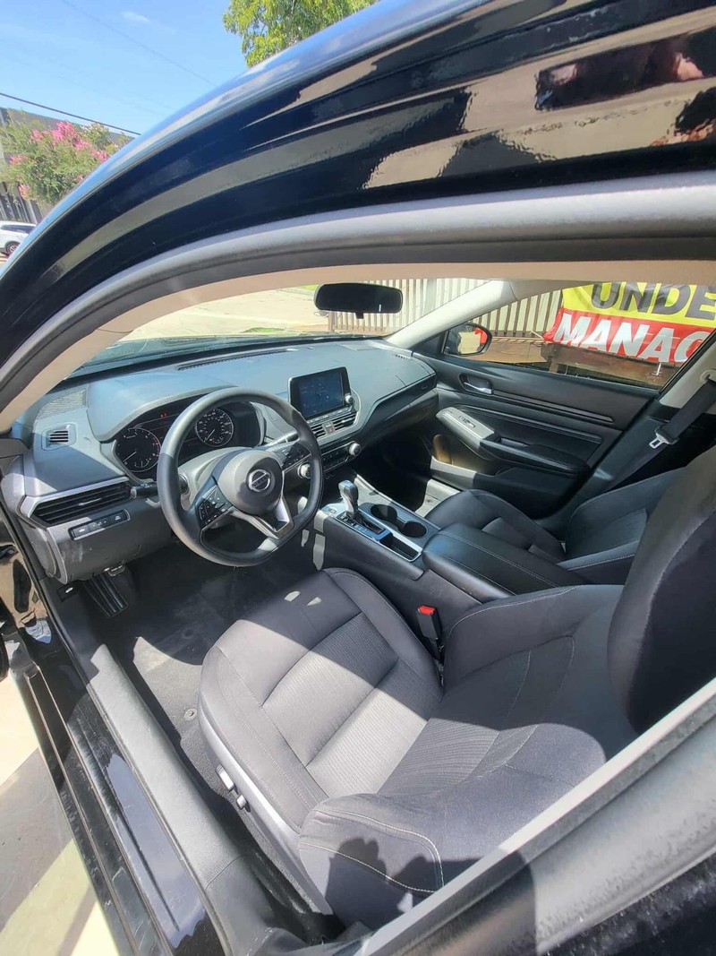 Nissan Altima Vehicle Full-screen Gallery Image 6