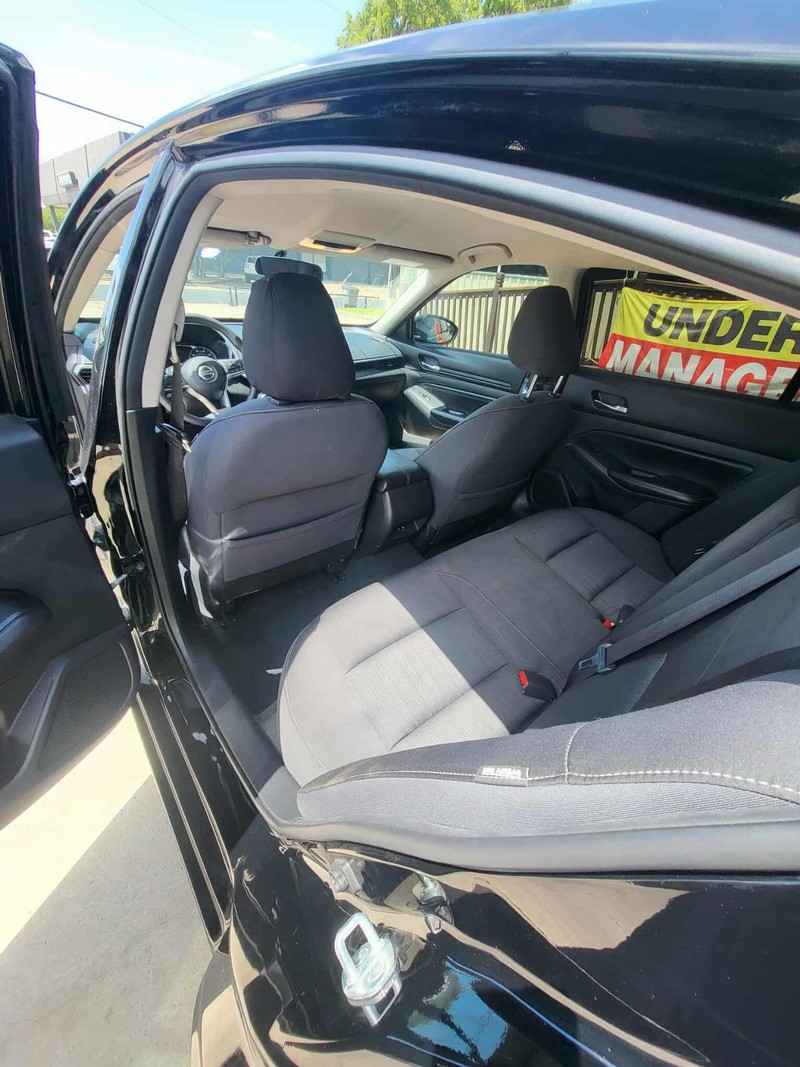 Nissan Altima Vehicle Full-screen Gallery Image 7