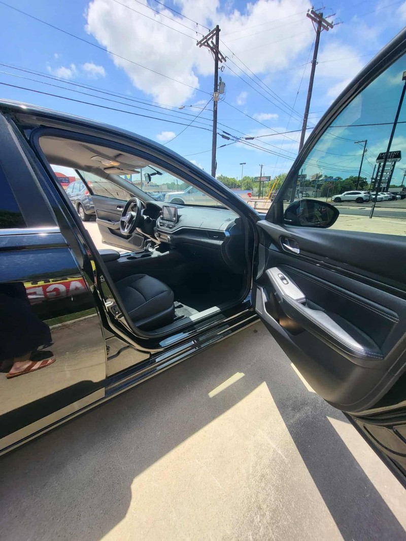 Nissan Altima Vehicle Full-screen Gallery Image 8