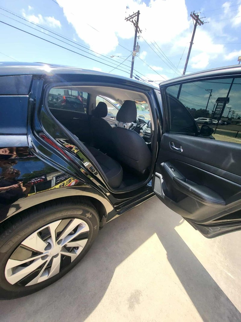 Nissan Altima Vehicle Full-screen Gallery Image 9