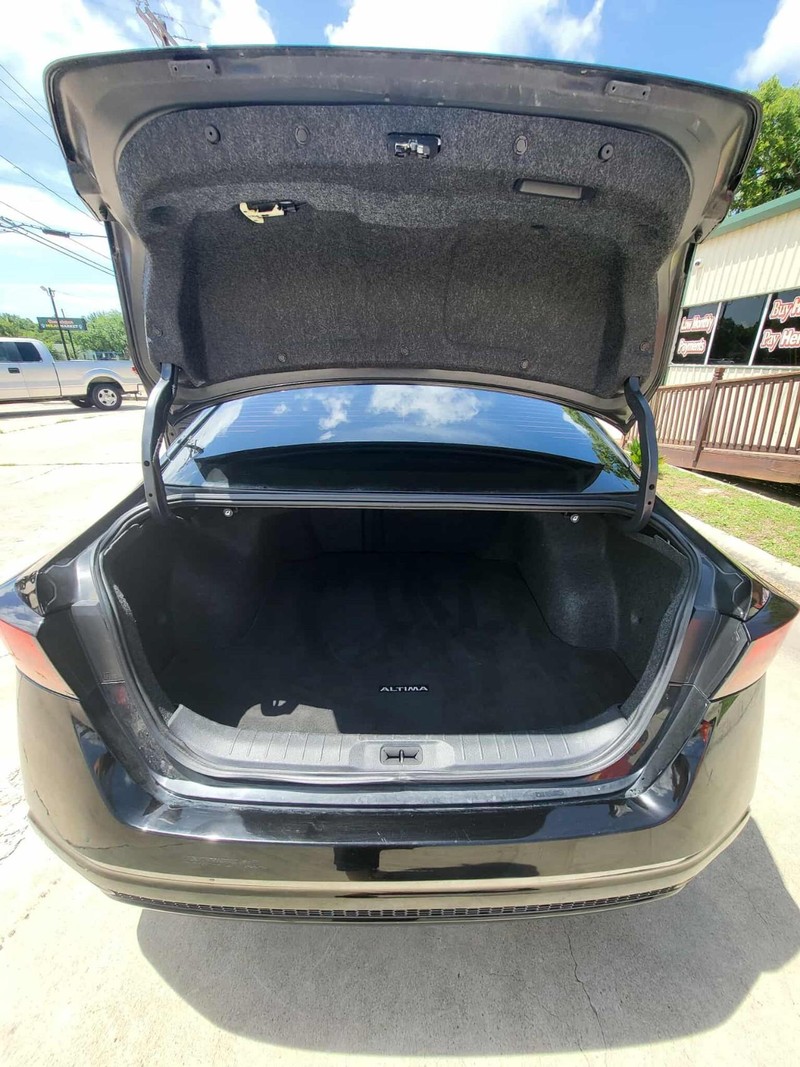 Nissan Altima Vehicle Full-screen Gallery Image 10