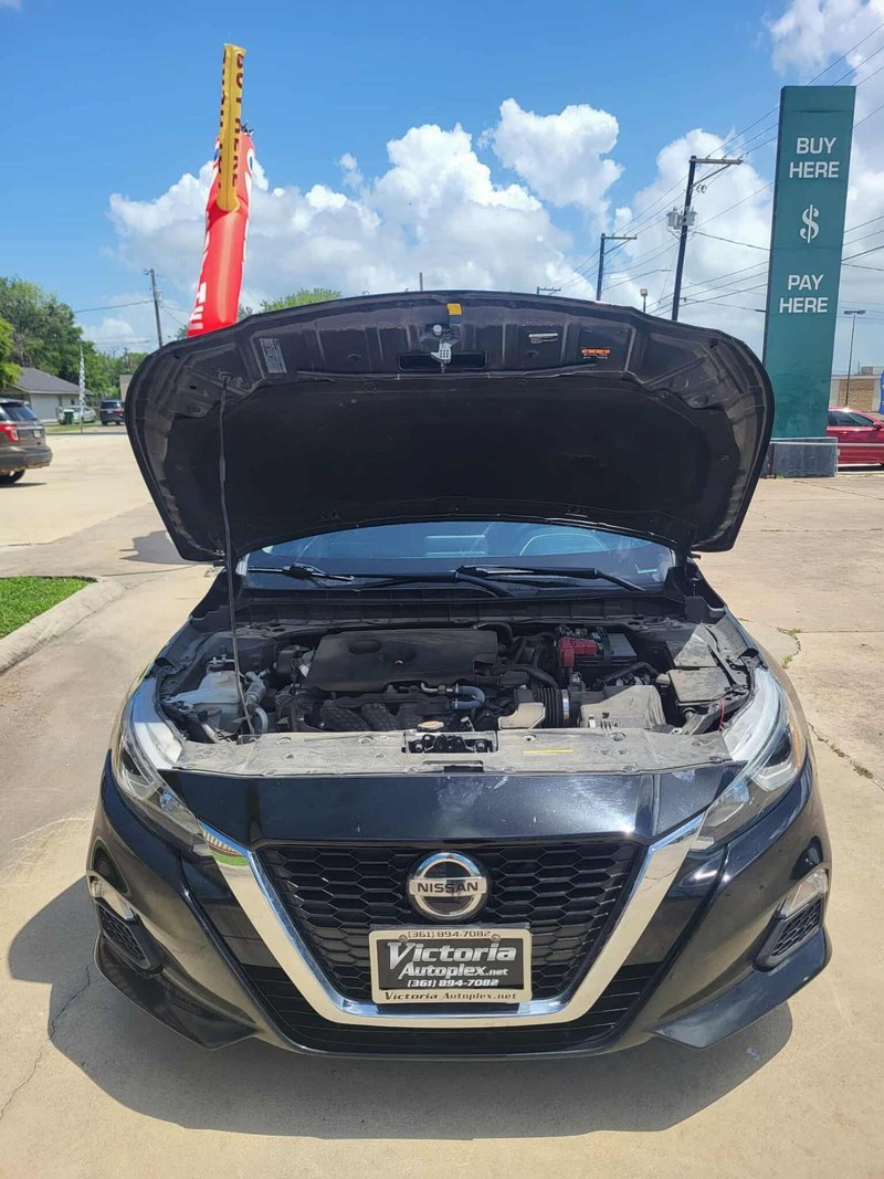 Nissan Altima Vehicle Full-screen Gallery Image 11