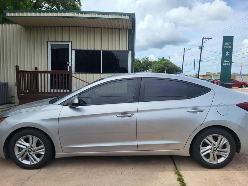 Hyundai Elantra Vehicle Full-screen Gallery Image 2