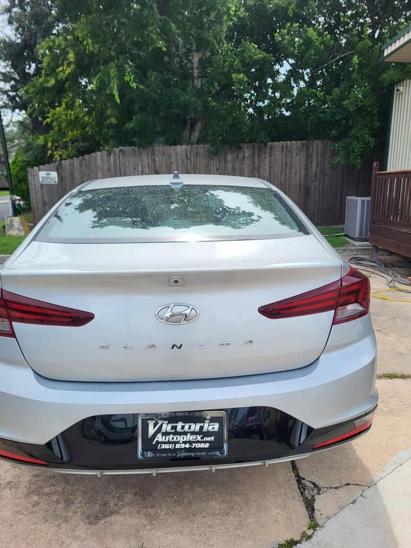 Hyundai Elantra Vehicle Full-screen Gallery Image 3
