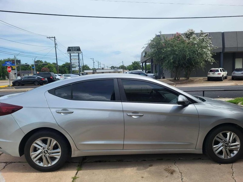 Hyundai Elantra Vehicle Full-screen Gallery Image 4
