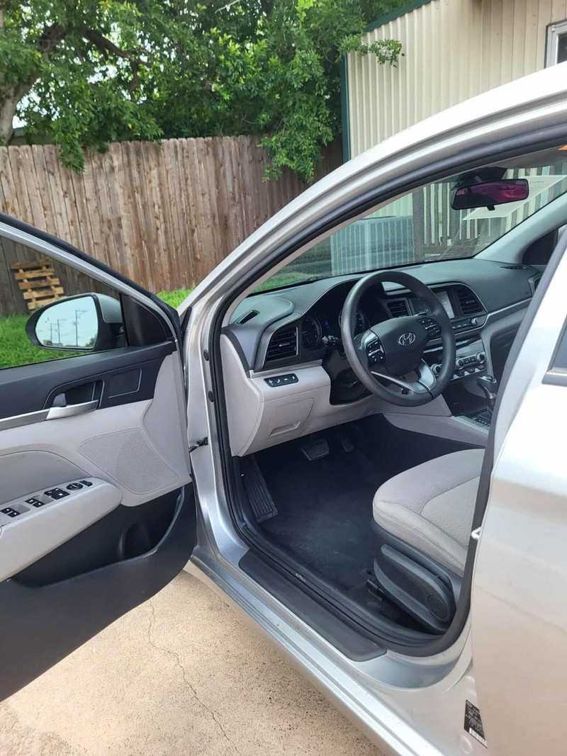 Hyundai Elantra Vehicle Full-screen Gallery Image 6