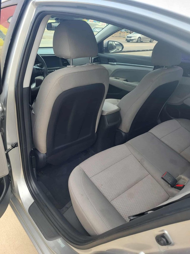 Hyundai Elantra Vehicle Full-screen Gallery Image 7