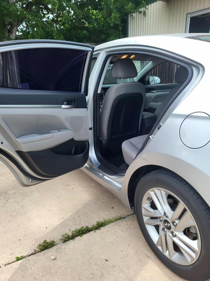 Hyundai Elantra Vehicle Full-screen Gallery Image 8