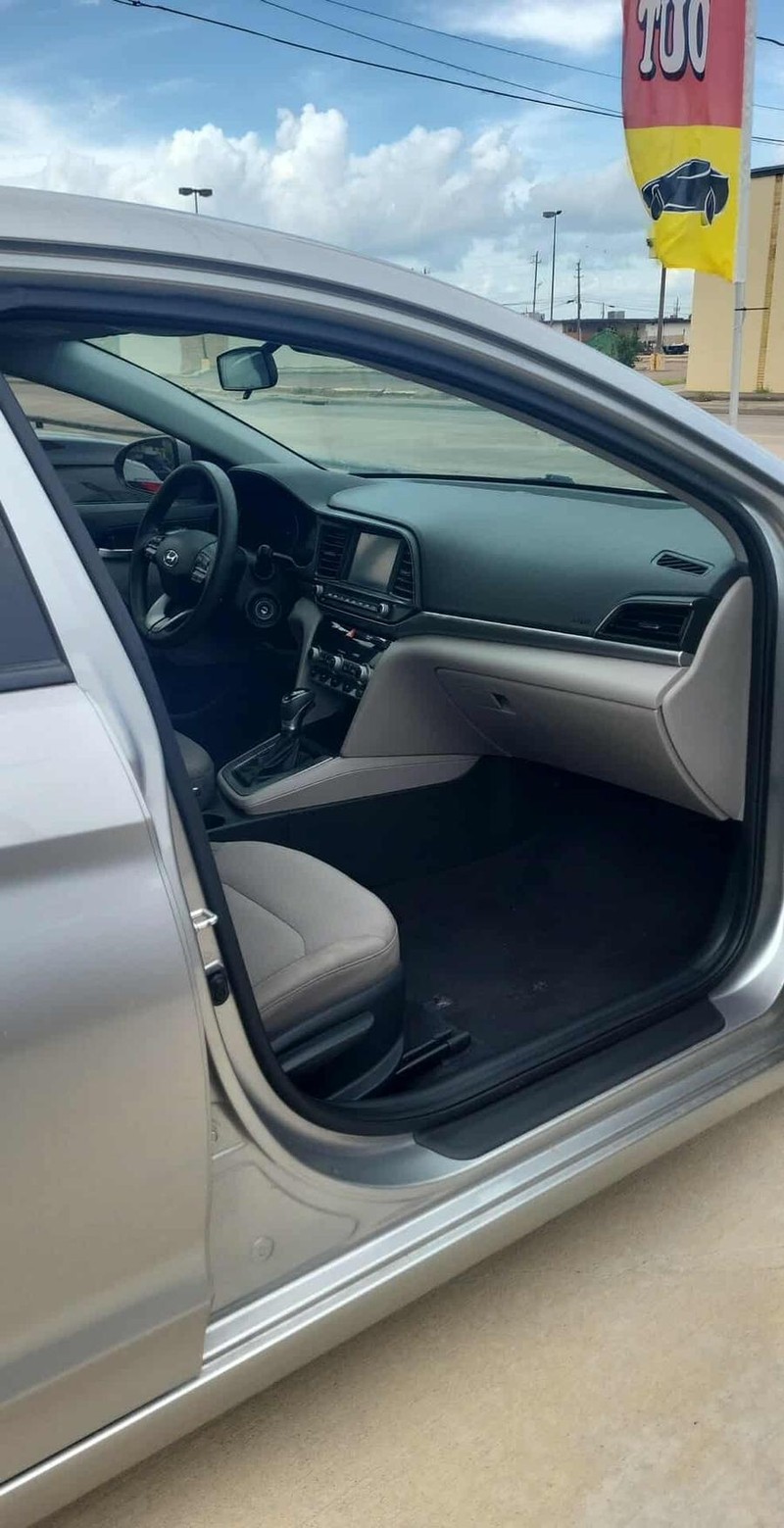 Hyundai Elantra Vehicle Full-screen Gallery Image 10