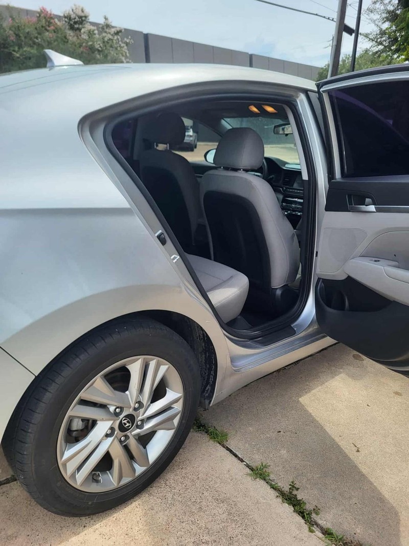 Hyundai Elantra Vehicle Full-screen Gallery Image 11