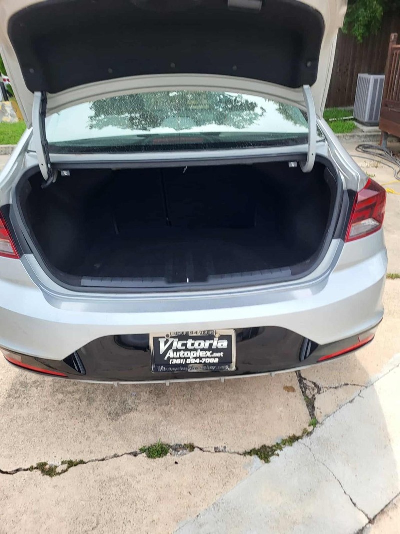 Hyundai Elantra Vehicle Full-screen Gallery Image 12