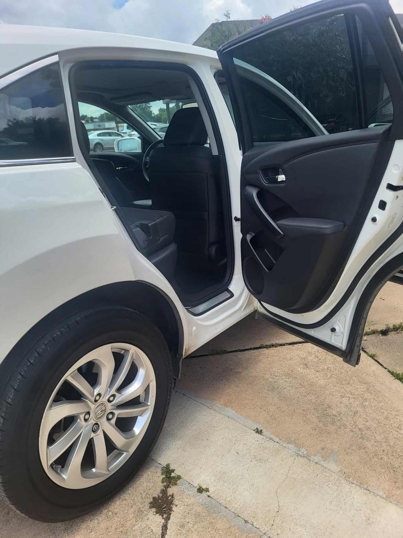 Acura RDX Vehicle Full-screen Gallery Image 9