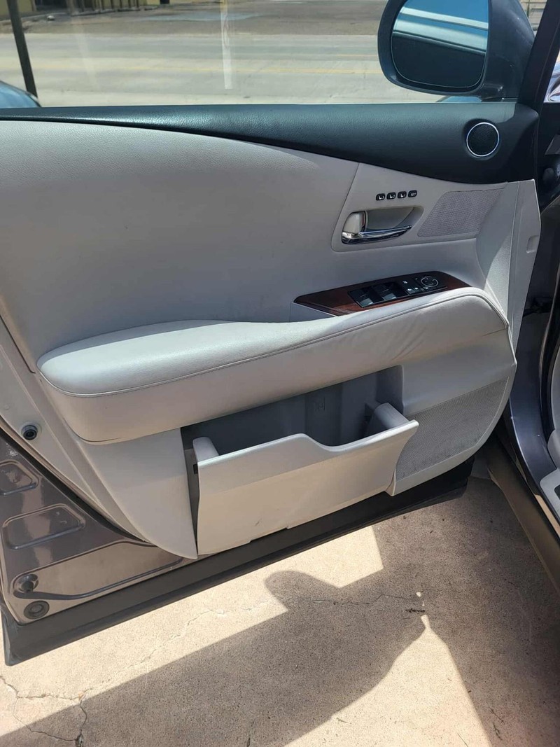 Lexus RX 350 Vehicle Full-screen Gallery Image 12