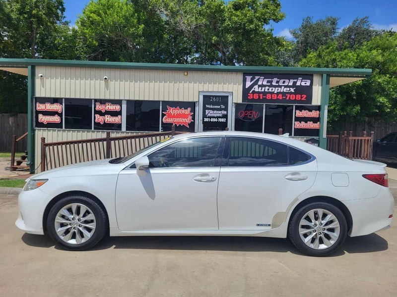 Lexus ES 300h Vehicle Full-screen Gallery Image 2