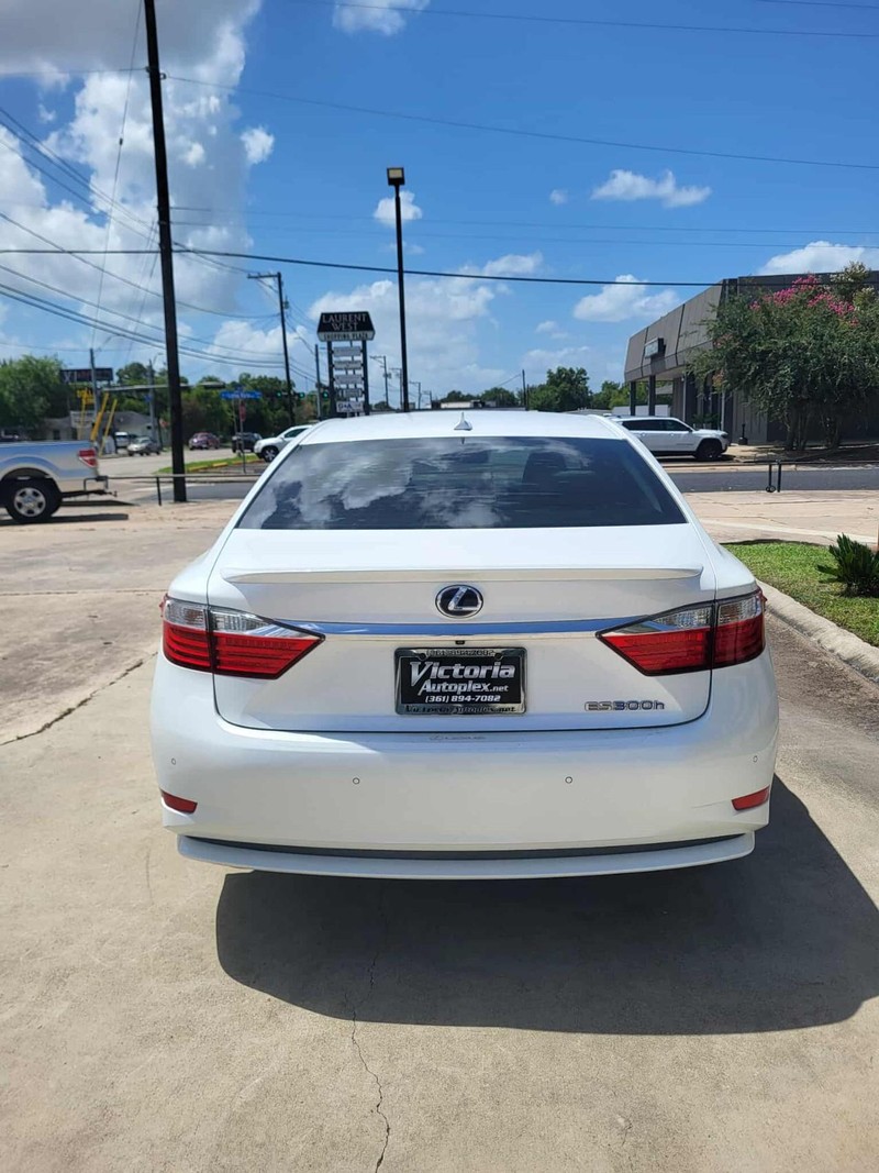 Lexus ES 300h Vehicle Full-screen Gallery Image 3
