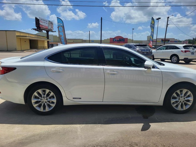 Lexus ES 300h Vehicle Full-screen Gallery Image 4