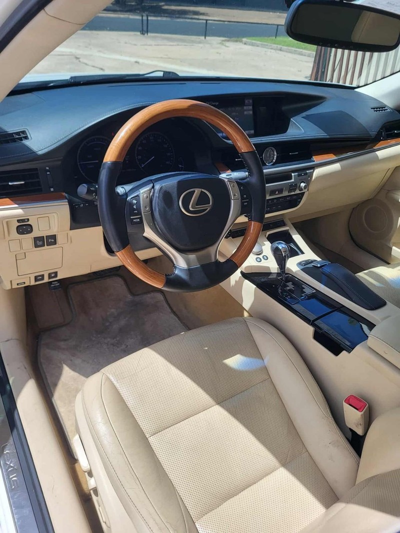 Lexus ES 300h Vehicle Full-screen Gallery Image 5