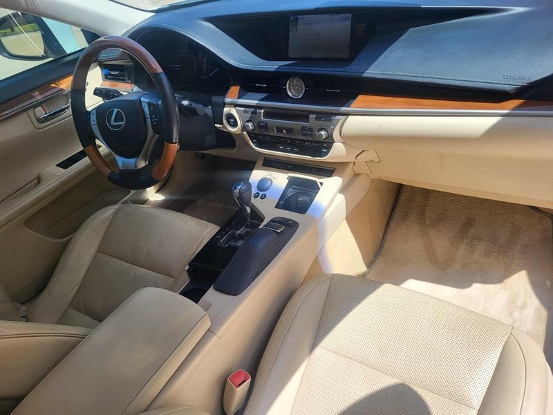 Lexus ES 300h Vehicle Full-screen Gallery Image 6