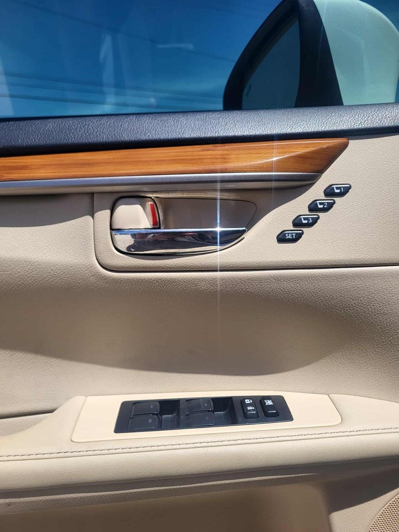 Lexus ES 300h Vehicle Full-screen Gallery Image 7