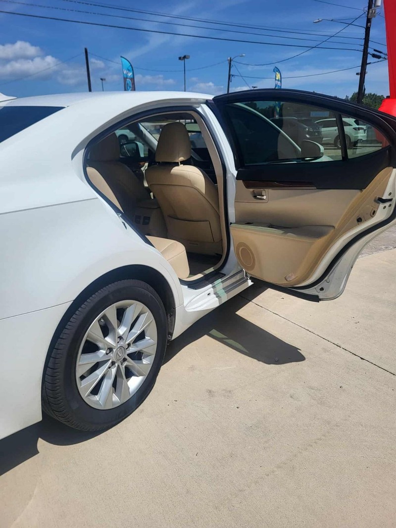 Lexus ES 300h Vehicle Full-screen Gallery Image 9