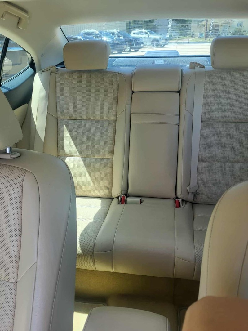 Lexus ES 300h Vehicle Full-screen Gallery Image 10