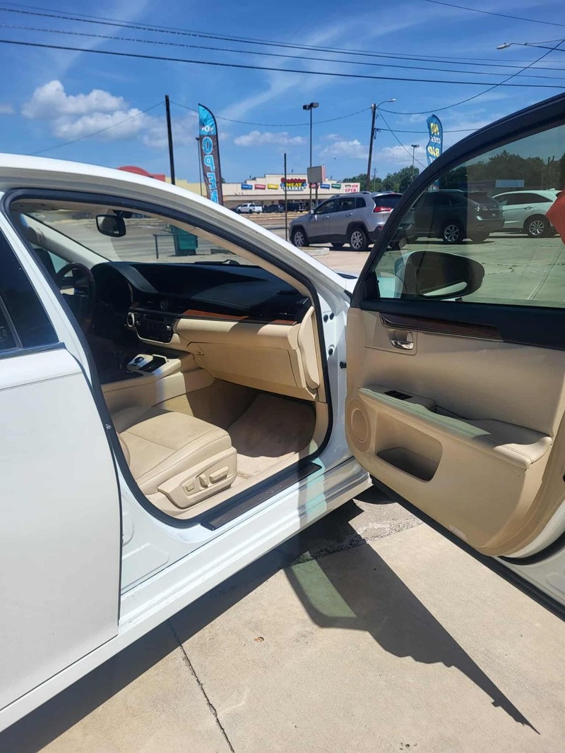 Lexus ES 300h Vehicle Full-screen Gallery Image 11