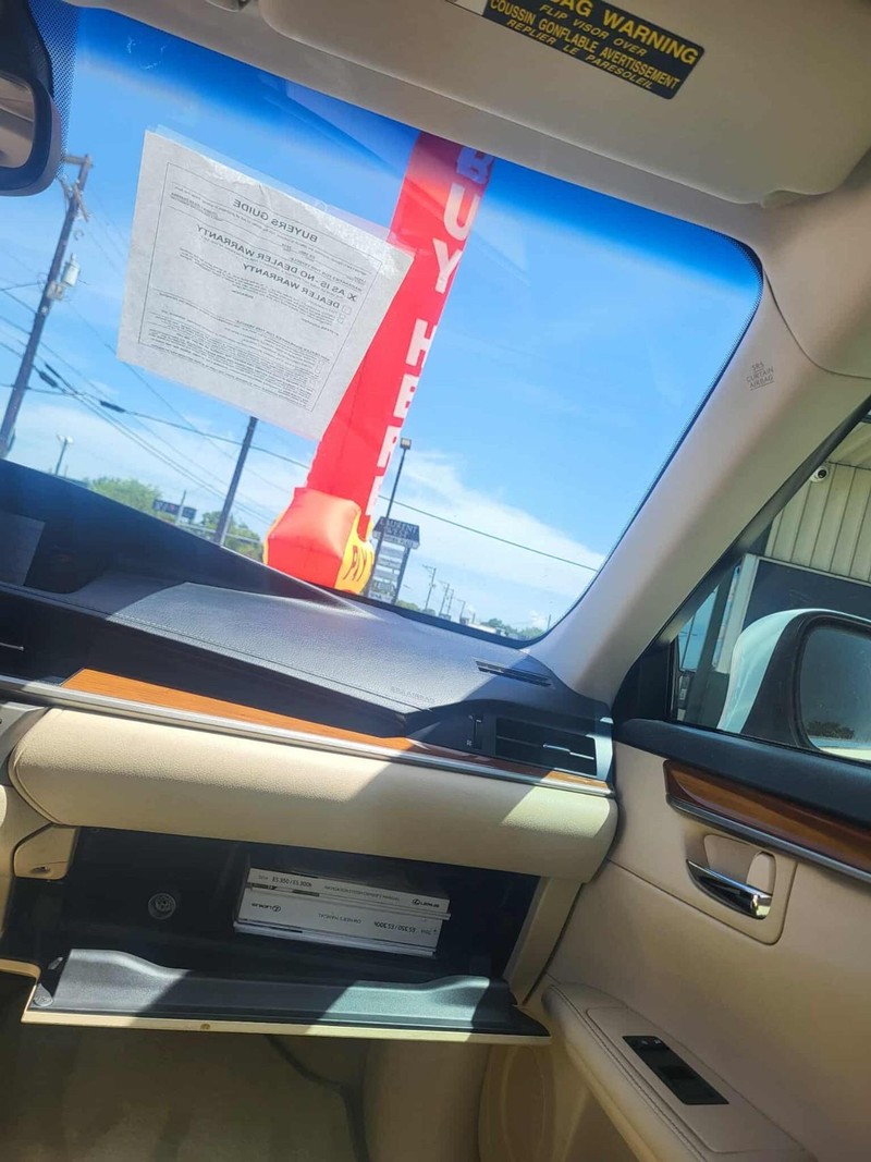 Lexus ES 300h Vehicle Full-screen Gallery Image 13